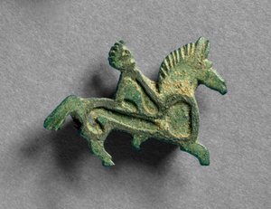 Broche in de vorm van paard en ruiters (detail)
